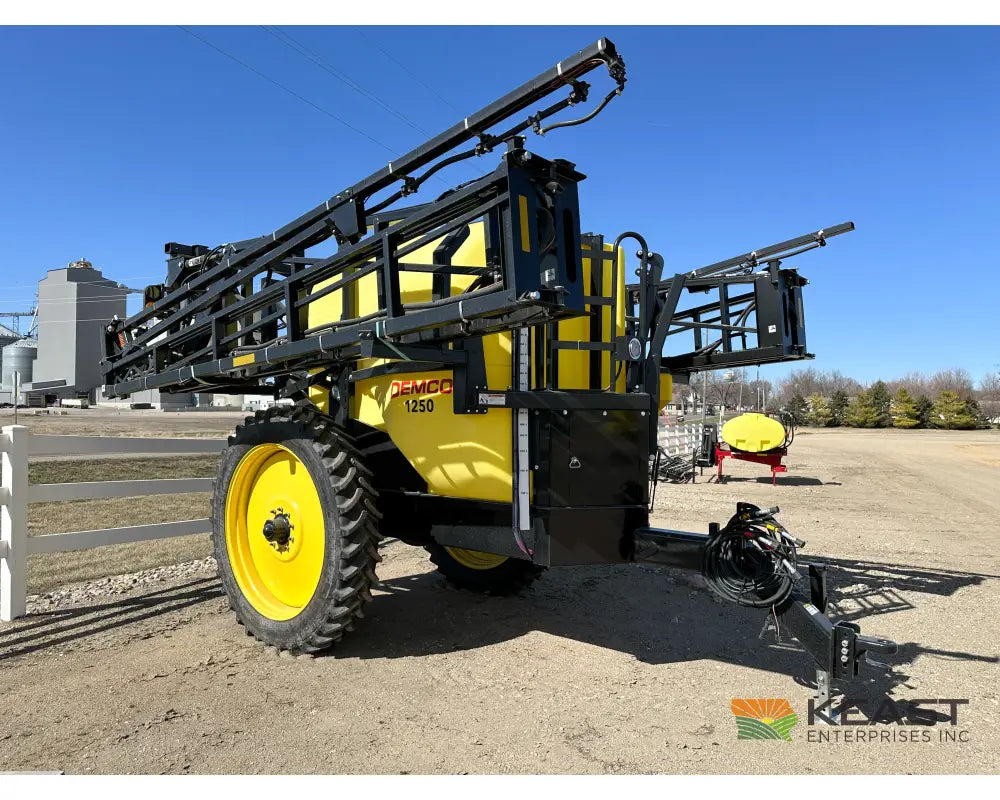 Demco 1250 Gallon Pull-Behind Field Sprayer 90’ Boom Ace Pump TeeJet Regulator Raven 450 Sprayers