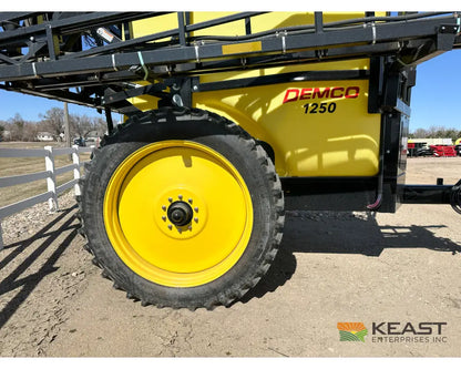 Demco 1250 Gallon Pull-Behind Field Sprayer 90’ Boom Ace Pump TeeJet Regulator Raven 450 Sprayers