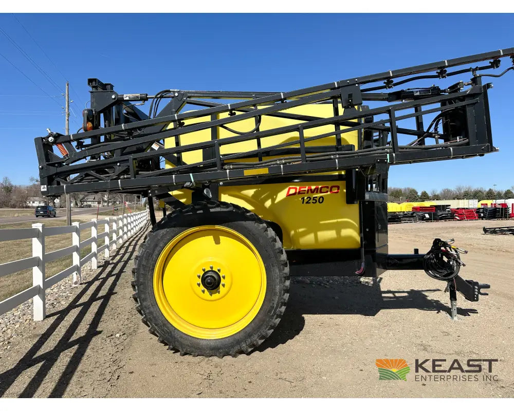 Demco 1250 Gallon Pull-Behind Field Sprayer 90’ Boom Ace Pump TeeJet Regulator Raven 450 Sprayers
