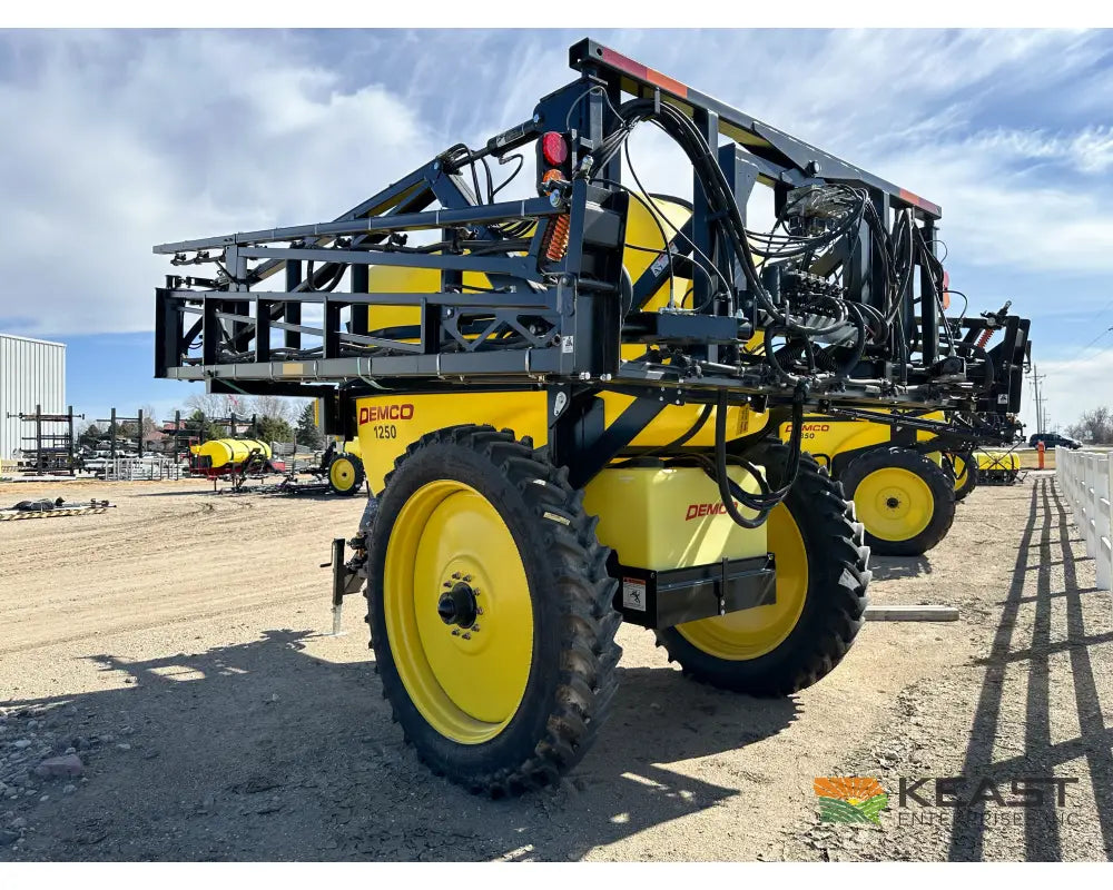 Demco 1250 Gallon Pull-Behind Field Sprayer 90’ Boom Ace Pump TeeJet Regulator Raven 450 Sprayers