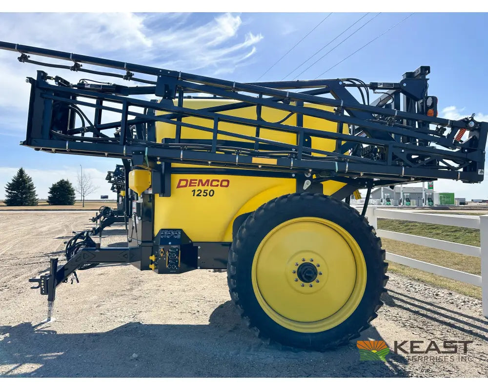 Demco 1250 Gallon Pull-Behind Field Sprayer 90’ Boom Ace Pump TeeJet Regulator Raven 450 Sprayers