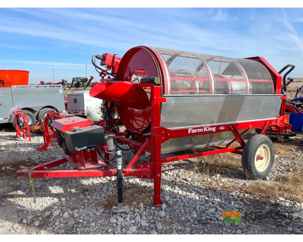 Farm King 482 Grain Cleaner Up to 1,900 BPH Capacity Integrated Screens Gas Engine Grain Cleaner