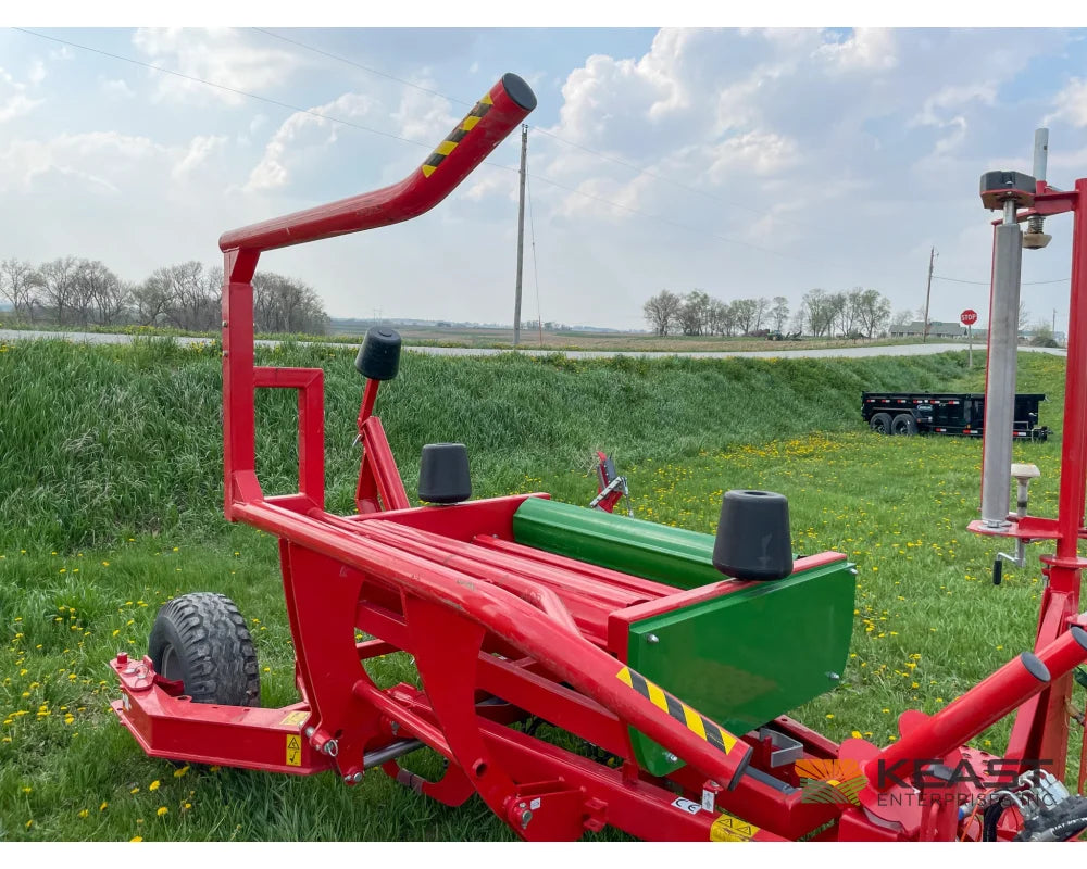 Farm King BW200 Pull-Type Bale Wrapper 4’ x 4’ and 4’ x 5’ Bale Capacity Bale Wrappers