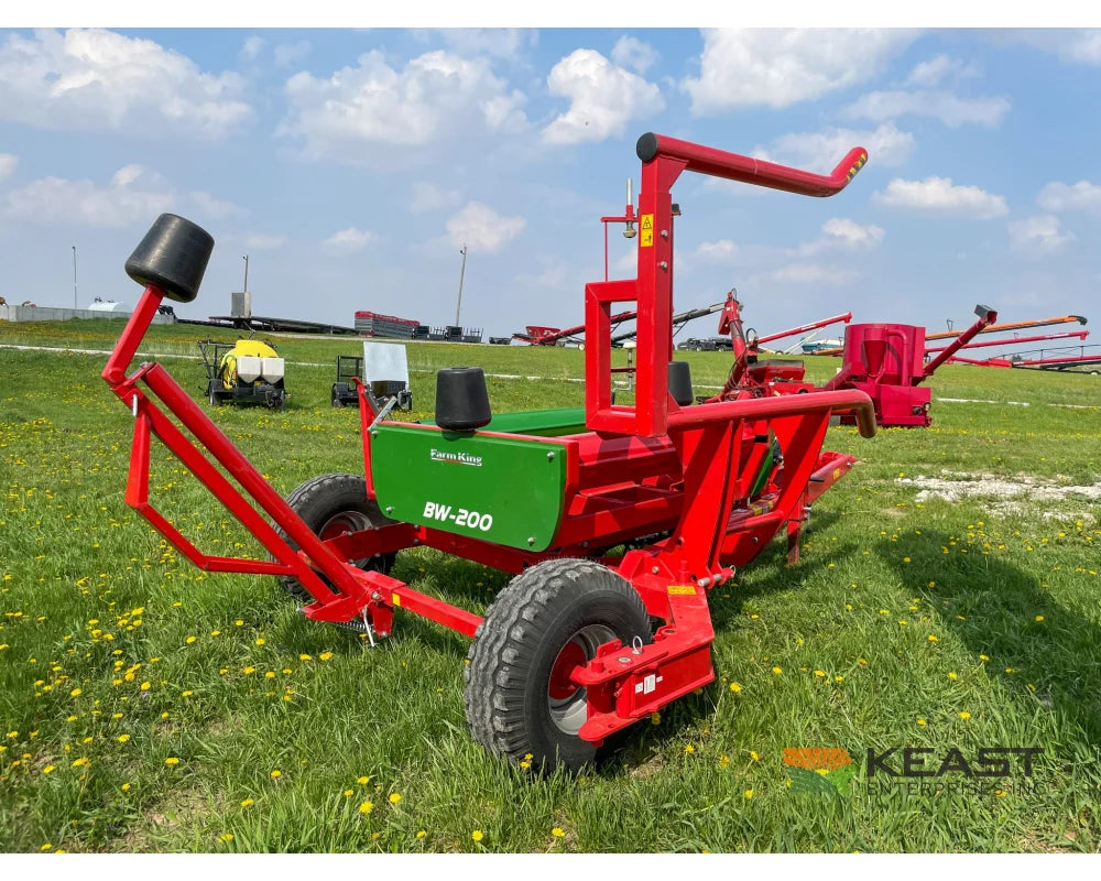 Farm King BW200 Pull-Type Bale Wrapper 4’ x 4’ and 4’ x 5’ Bale Capacity Bale Wrappers