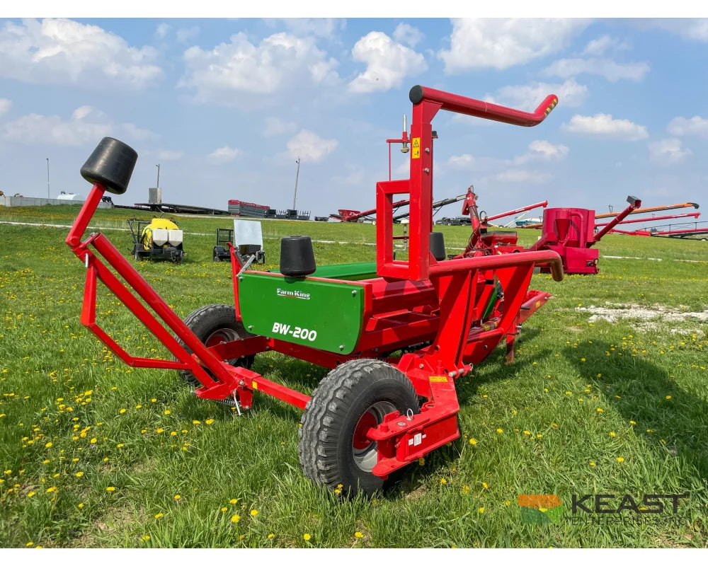 Farm King BW200 Pull-Type Bale Wrapper 4’ x 4’ and 4’ x 5’ Bale Capacity Bale Wrappers