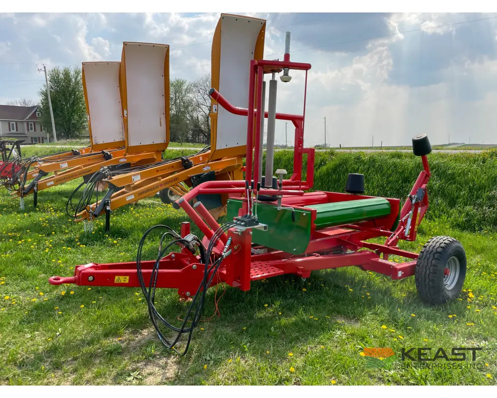 Farm King BW200 Pull-Type Bale Wrapper 4’ x 4’ and 4’ x 5’ Bale Capacity Bale Wrappers