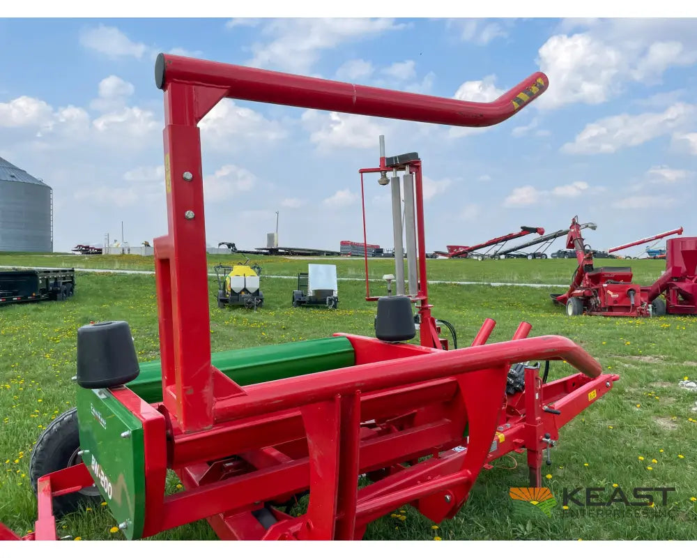 Farm King BW200 Pull-Type Bale Wrapper 4’ x 4’ and 4’ x 5’ Bale Capacity Bale Wrappers