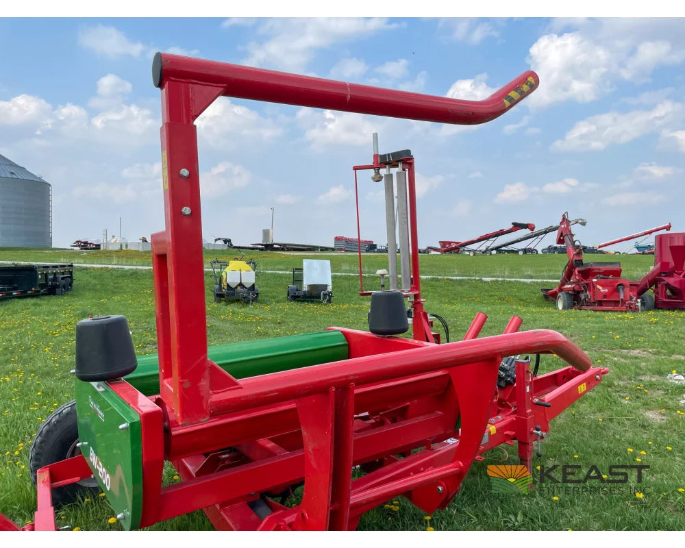 Farm King BW200 Pull-Type Bale Wrapper 4’ x 4’ and 4’ x 5’ Bale Capacity Bale Wrappers