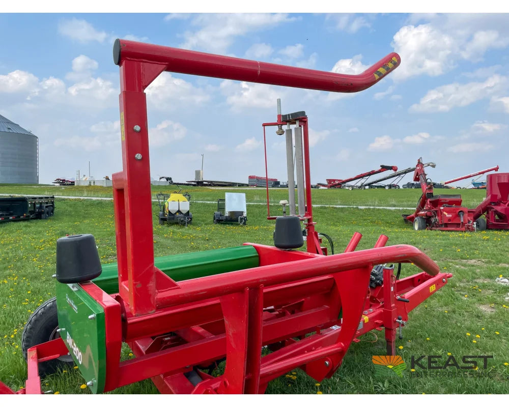 Farm King BW200 Pull-Type Bale Wrapper 4’ x 4’ and 4’ x 5’ Bale Capacity Bale Wrappers