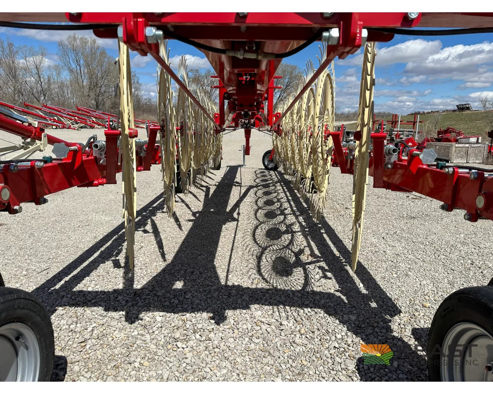 Farm King Easy Rake Superstar ERS16 / ERS18 / ERS20 16-20 Wheels 32’-38’ Working Width 9.2’ Transport Width Hay Rakes