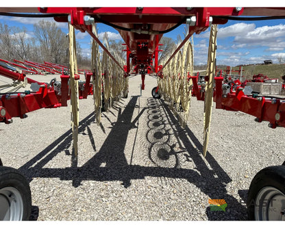 Farm King Easy Rake Superstar ERS16 / ERS18 / ERS20 16-20 Wheels 32’-38’ Working Width 9.2’ Transport Width Hay Rakes