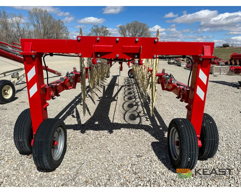 Farm King Easy Rake Superstar ERS16 / ERS18 / ERS20 16-20 Wheels 32’-38’ Working Width 9.2’ Transport Width Hay Rakes