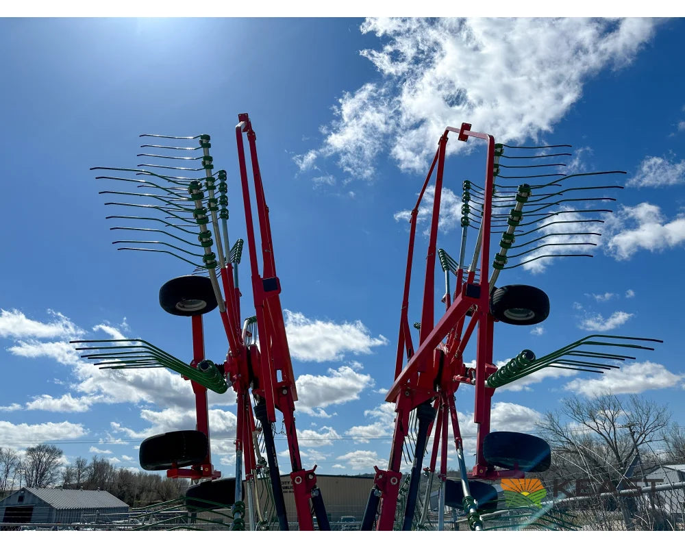 Farm King ENO780FK Twin Rotary Rake 23’–26.5’ Adjustable Working Width Hay Rakes