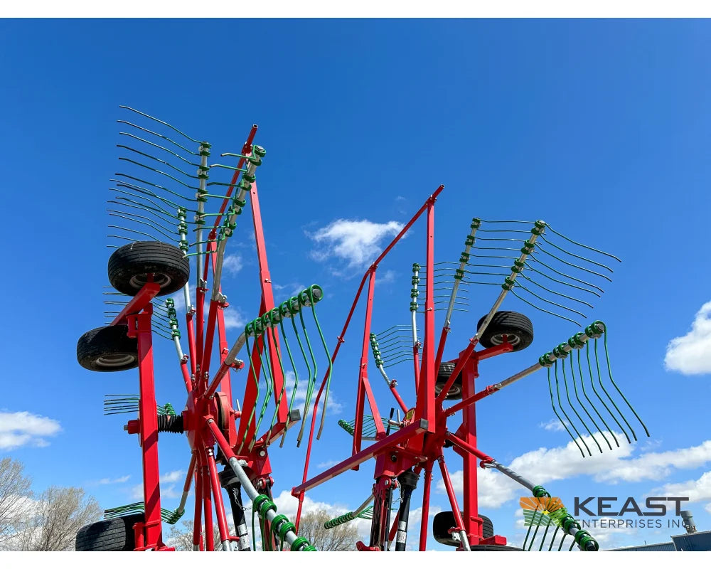 Farm King ENO780FK Twin Rotary Rake 23’–26.5’ Adjustable Working Width Hay Rakes
