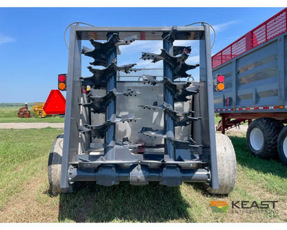 Hagedorn 5290 Manure Spreader - 540 Cu Ft Heaped Capacity 425/65R22.5 Tires Manure Spreaders