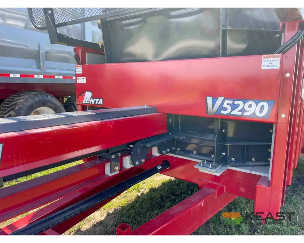 Hagedorn 5290 Manure Spreader - 540 Cu Ft Heaped Capacity 425/65R22.5 Tires Manure Spreaders