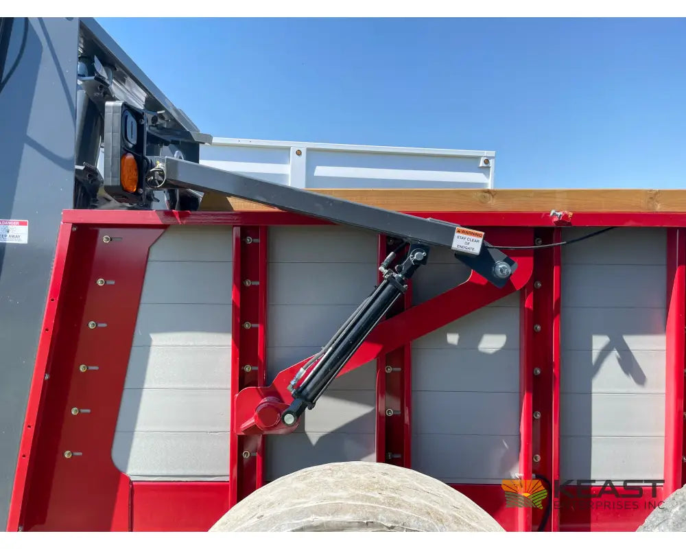 Hagedorn 5290 Manure Spreader - 540 Cu Ft Heaped Capacity 425/65R22.5 Tires Manure Spreaders