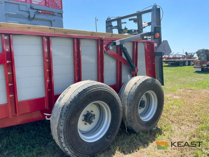 Hagedorn 5290 Manure Spreader - 540 Cu Ft Heaped Capacity 425/65R22.5 Tires Manure Spreaders