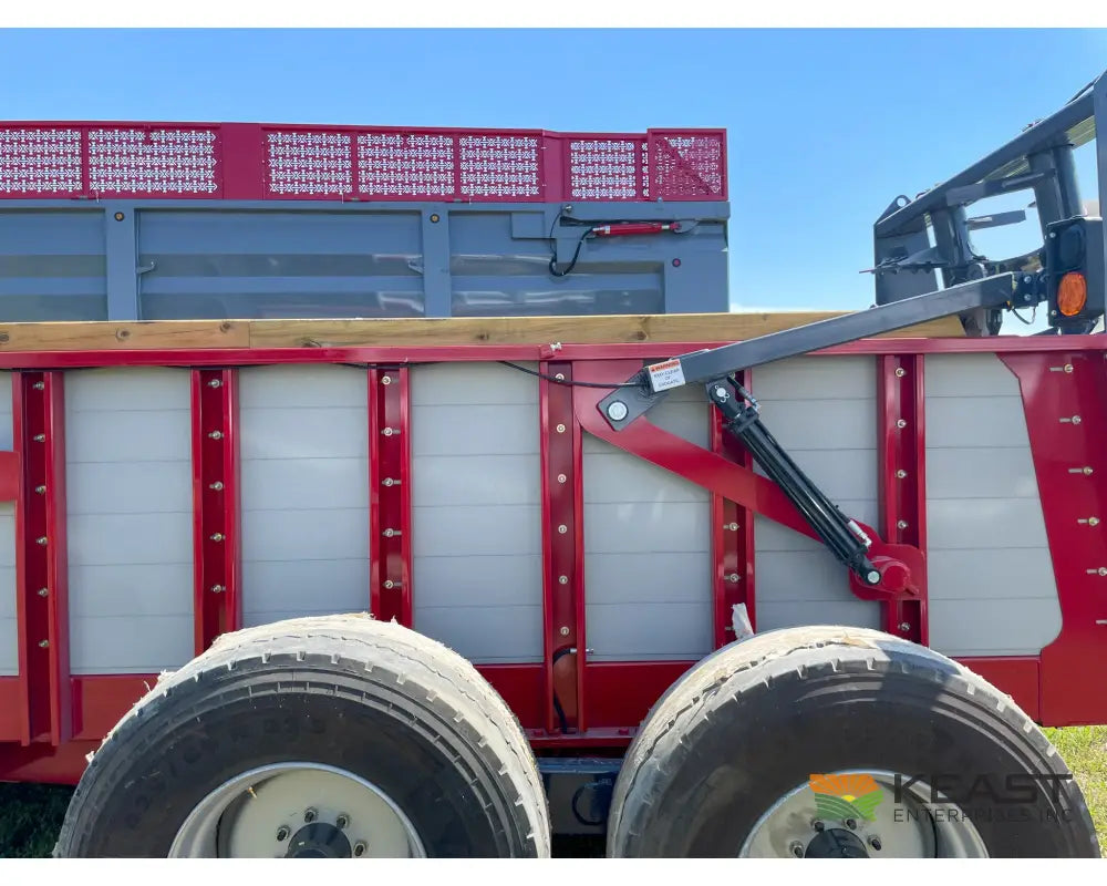 Hagedorn 5290 Manure Spreader - 540 Cu Ft Heaped Capacity 425/65R22.5 Tires Manure Spreaders