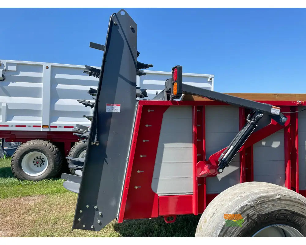 Hagedorn 5290 Manure Spreader - 540 Cu Ft Heaped Capacity 425/65R22.5 Tires Manure Spreaders