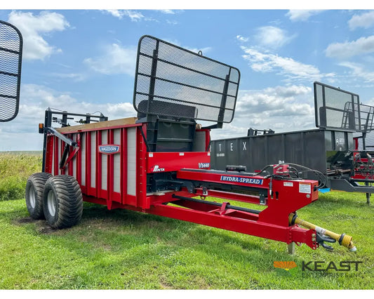 Hagedorn 5440 Manure Spreader 684 Cu Ft Heaped Capacity 500/50R22.5 Tires Manure Spreaders