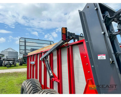 Hagedorn 5440 Manure Spreader 684 Cu Ft Heaped Capacity 500/50R22.5 Tires Manure Spreaders