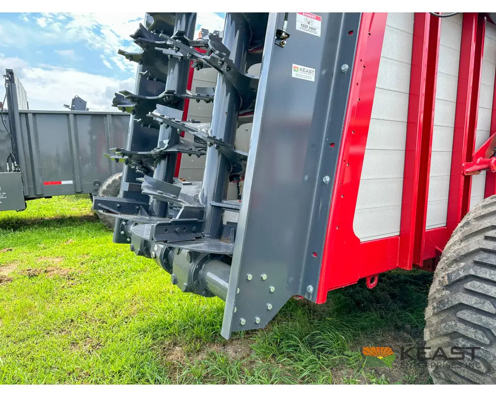 Hagedorn 5440 Manure Spreader 684 Cu Ft Heaped Capacity 500/50R22.5 Tires Manure Spreaders