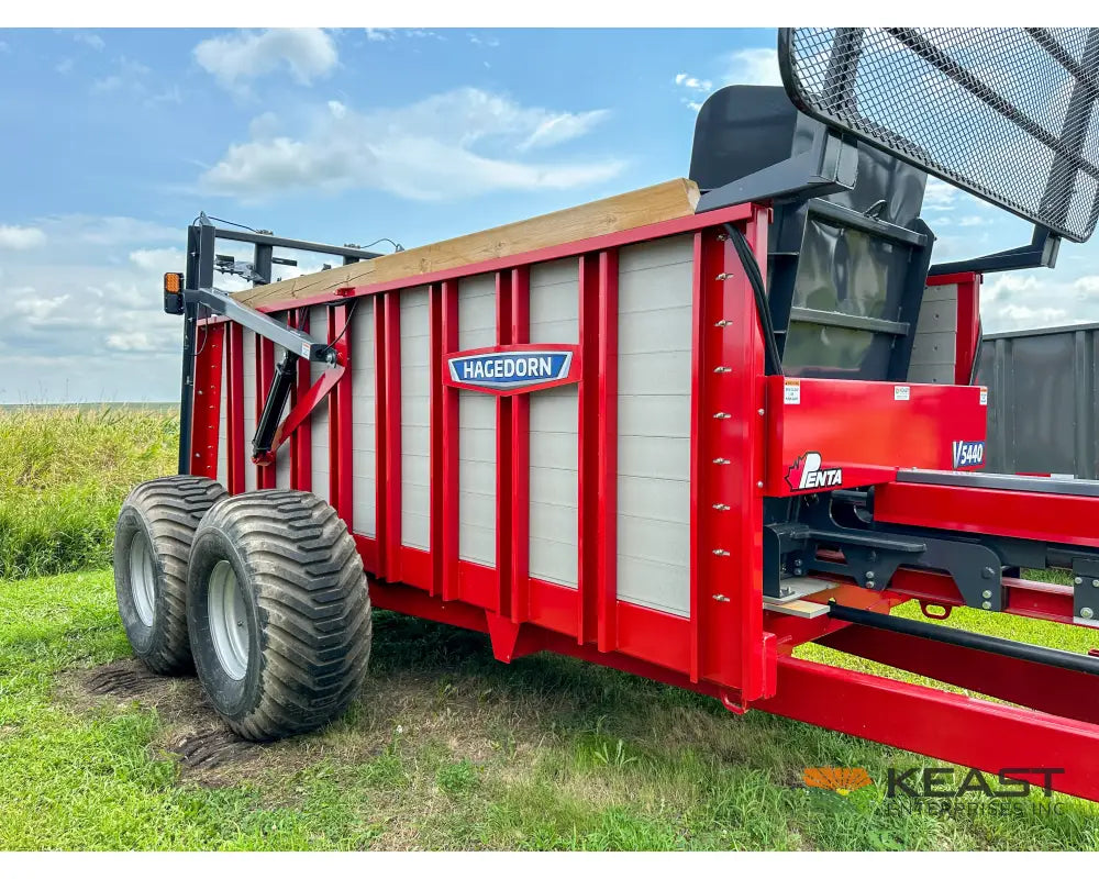 Hagedorn 5440 Manure Spreader 684 Cu Ft Heaped Capacity 500/50R22.5 Tires Manure Spreaders
