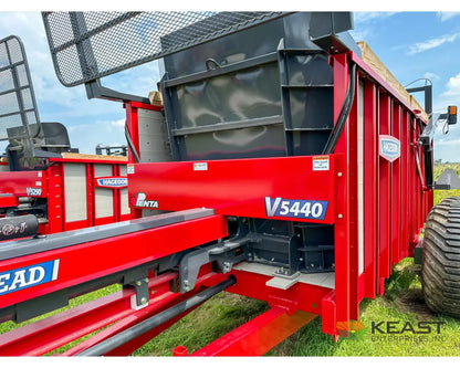 Hagedorn 5440 Manure Spreader 684 Cu Ft Heaped Capacity 500/50R22.5 Tires Manure Spreaders