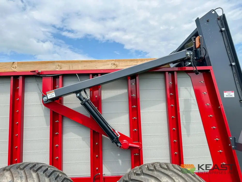 Hagedorn 5440 Manure Spreader 684 Cu Ft Heaped Capacity 500/50R22.5 Tires Manure Spreaders