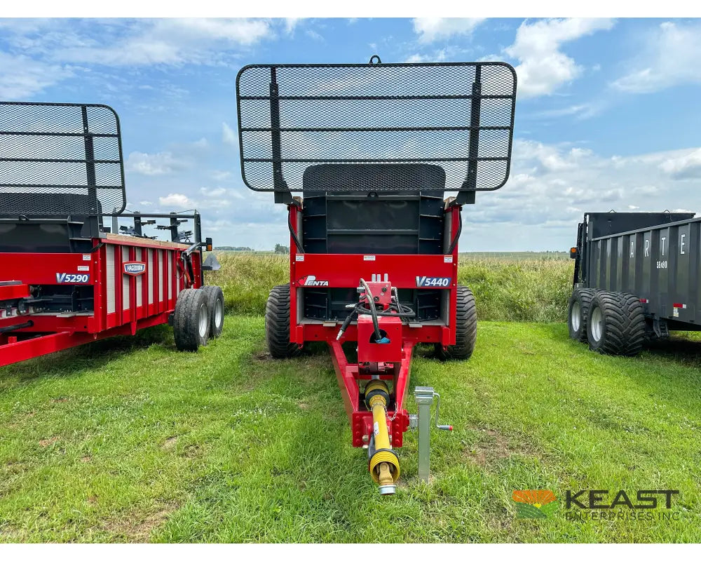 Hagedorn 5440 Manure Spreader 684 Cu Ft Heaped Capacity 500/50R22.5 Tires Manure Spreaders