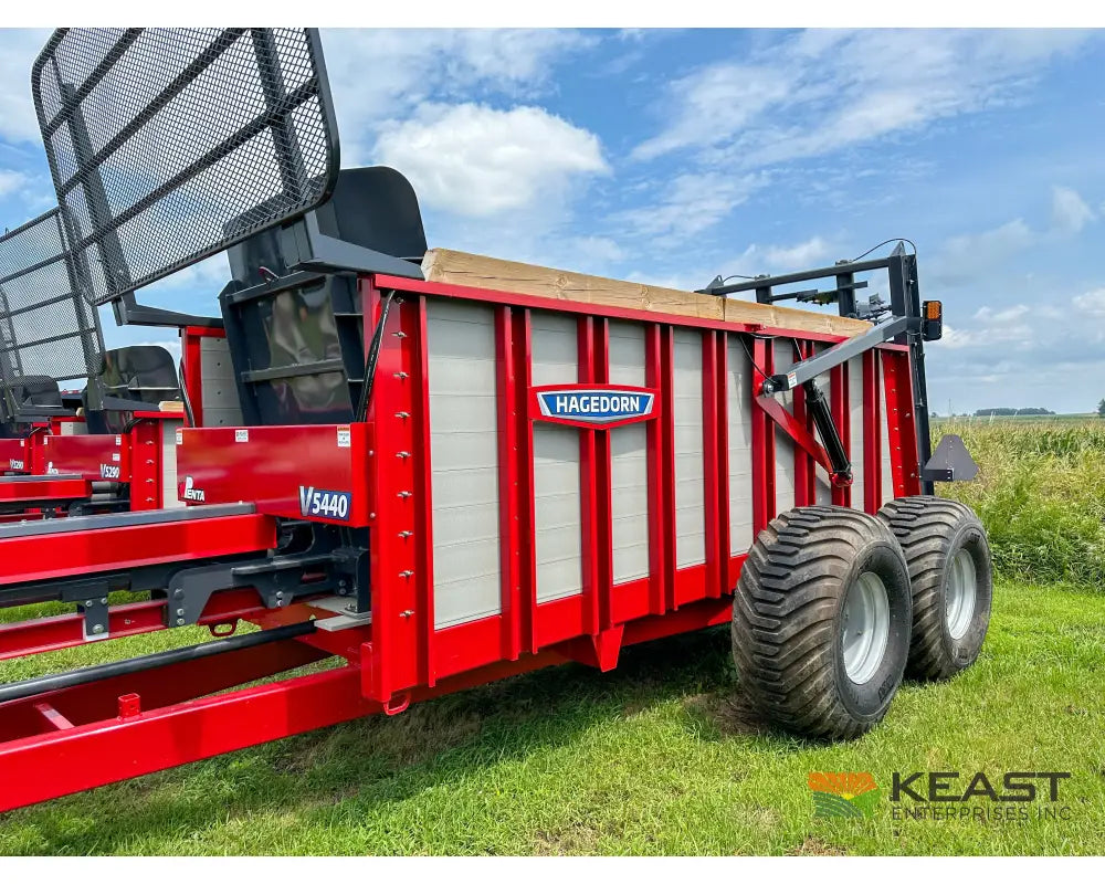 Hagedorn 5440 Manure Spreader 684 Cu Ft Heaped Capacity 500/50R22.5 Tires Manure Spreaders
