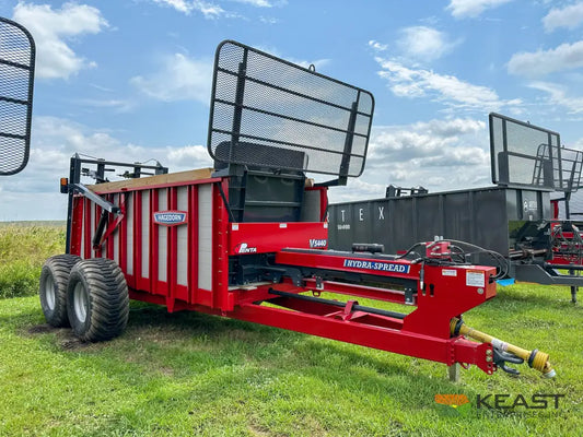Hagedorn 5440 Manure Spreader 684 Cu Ft Heaped Capacity 500/50R22.5 Tires Manure Spreaders