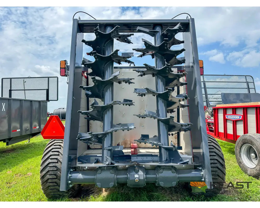 Hagedorn 5440 Manure Spreader 684 Cu Ft Heaped Capacity 500/50R22.5 Tires Manure Spreaders