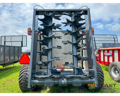 Hagedorn 5440 Manure Spreader 684 Cu Ft Heaped Capacity 500/50R22.5 Tires Manure Spreaders