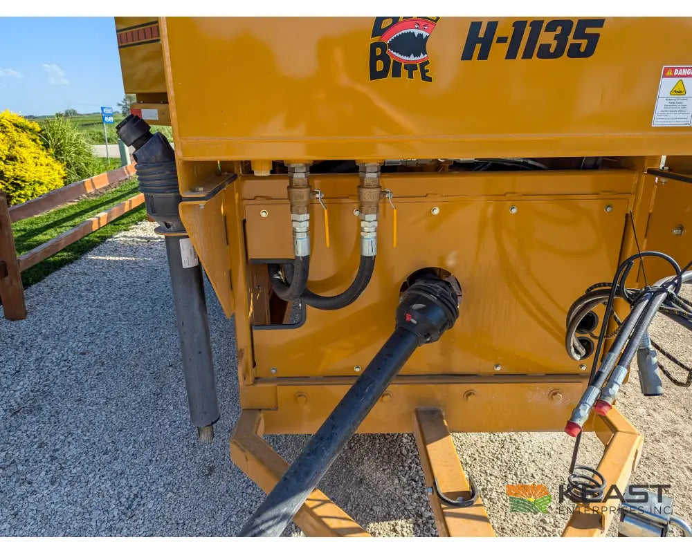 Haybuster 1135 Tilt Tub Grinder - 11’ Tub 44’’ Mill 2 Screens Tub Grinders