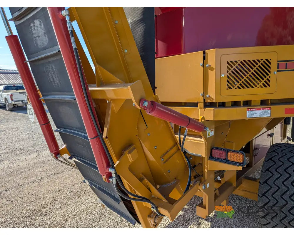 Haybuster 1135 Tilt Tub Grinder - 11’ Tub 44’’ Mill 2 Screens Tub Grinders