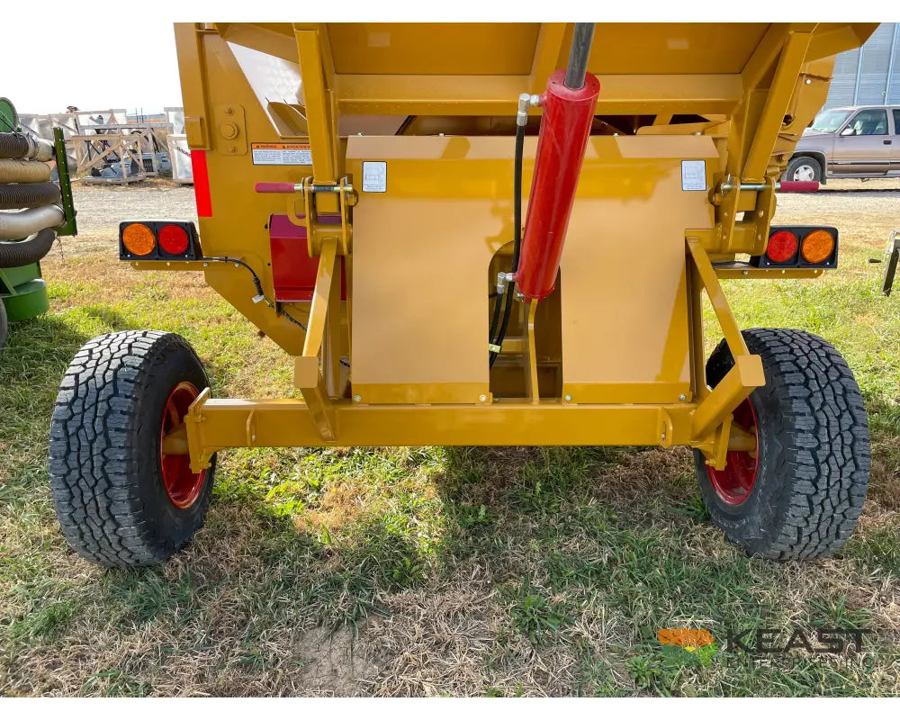 Haybuster 2660 Bale Processor 2 Bale Capacity Hydraulic Deflector Bale Processors
