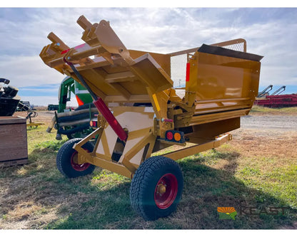 Haybuster 2660 Bale Processor 2 Bale Capacity Hydraulic Deflector Bale Processors