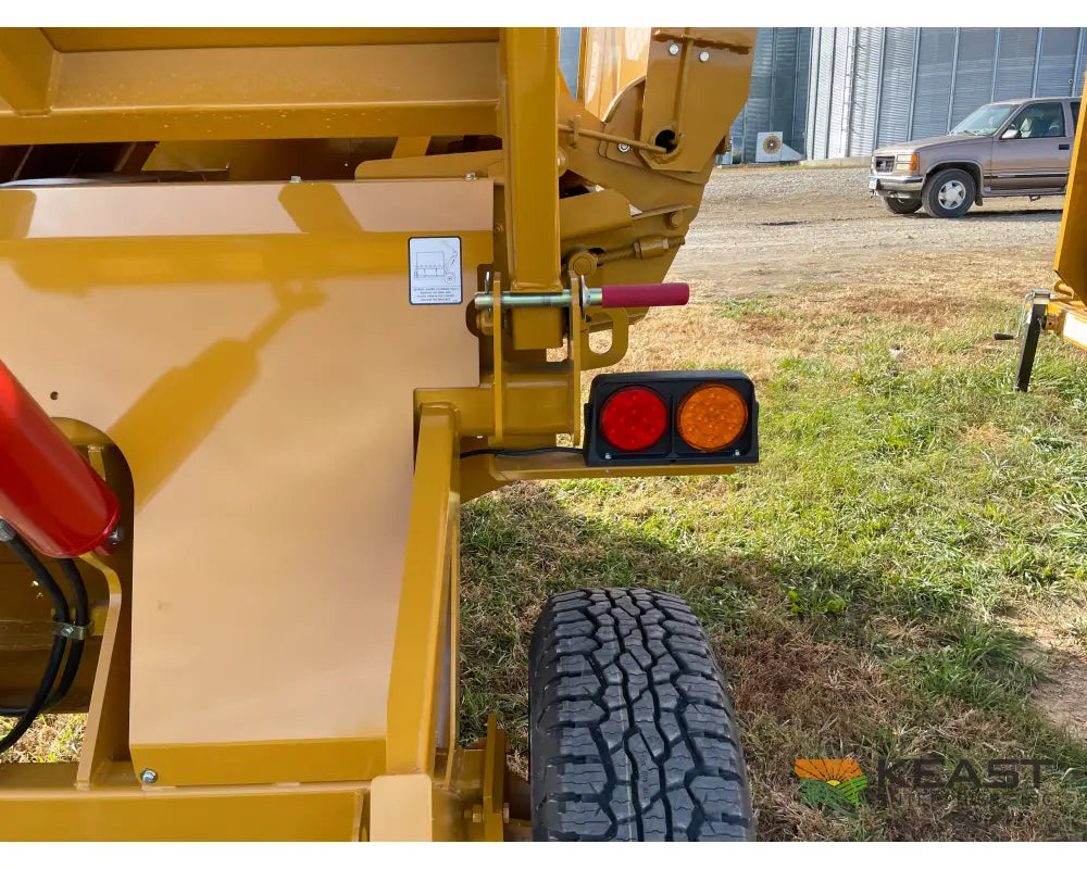 Haybuster 2660 Bale Processor 2 Bale Capacity Hydraulic Deflector Bale Processors