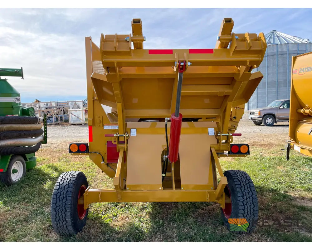 Haybuster 2660 Bale Processor 2 Bale Capacity Hydraulic Deflector Bale Processors