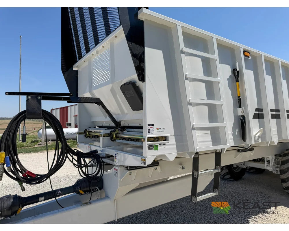 JBS VMWB 3048 Wide Body Manure Spreader 1100 Cu Ft Heaped Capacity Vertical Beaters - Manure Spreaders