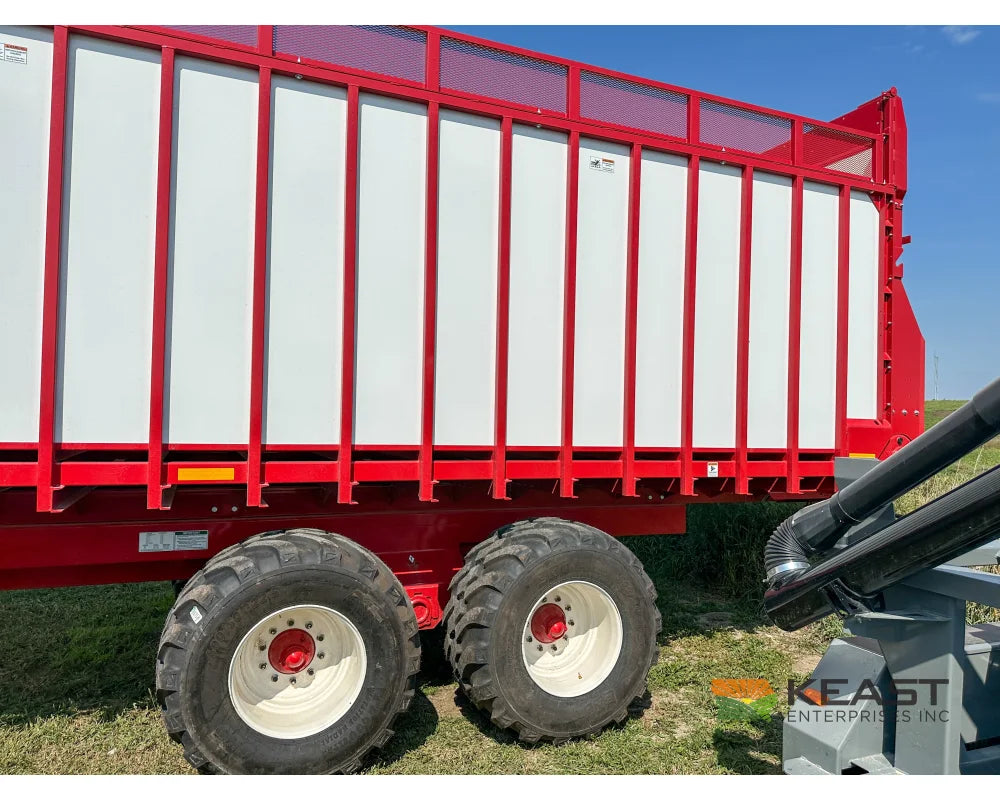 Meyer 8124RT Chainfloor Forage Trailer Rear Unload High Gate Forage Trailers