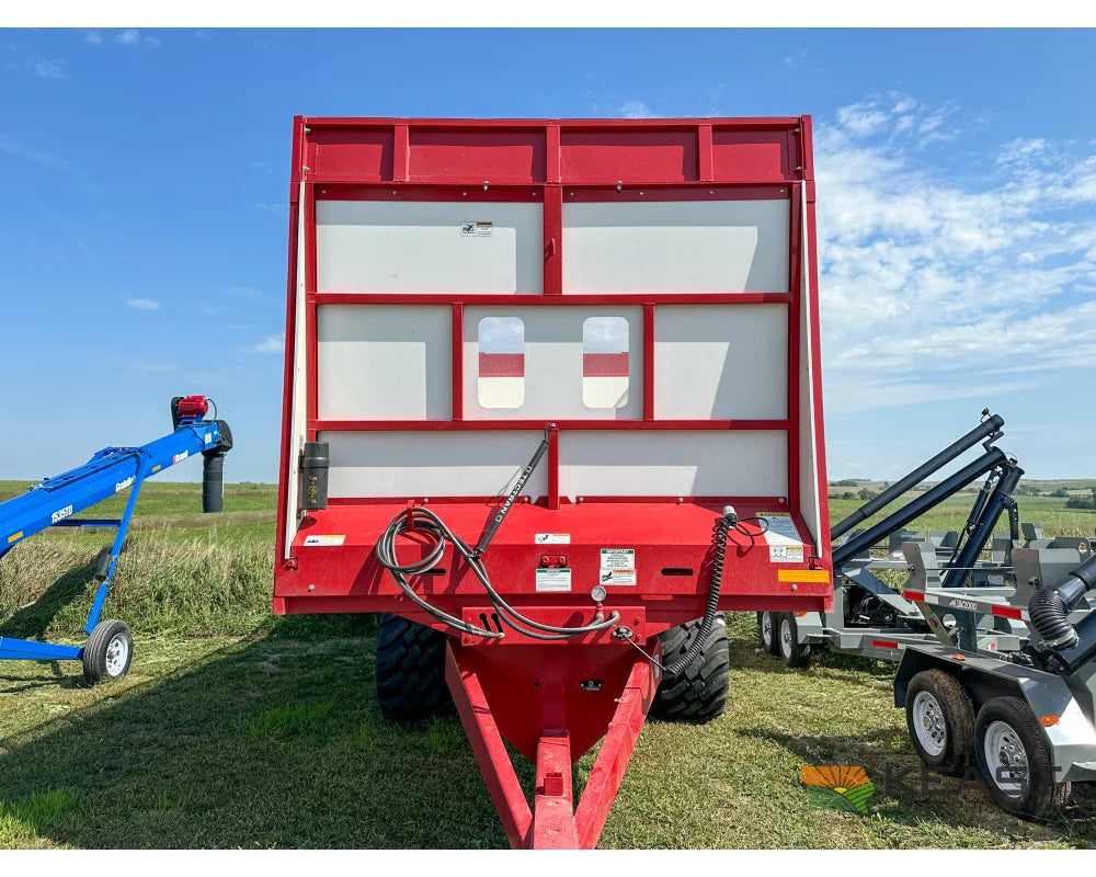 Meyer 8124RT Chainfloor Forage Trailer Rear Unload High Gate Forage Trailers