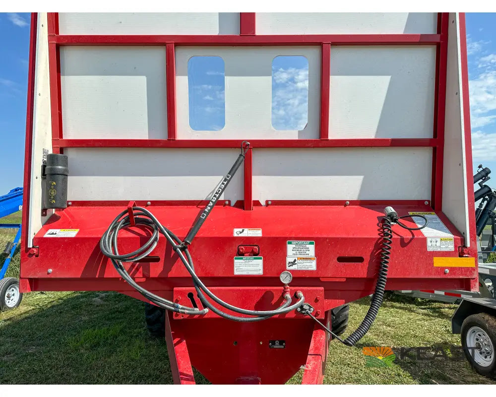 Meyer 8124RT Chainfloor Forage Trailer Rear Unload High Gate Forage Trailers