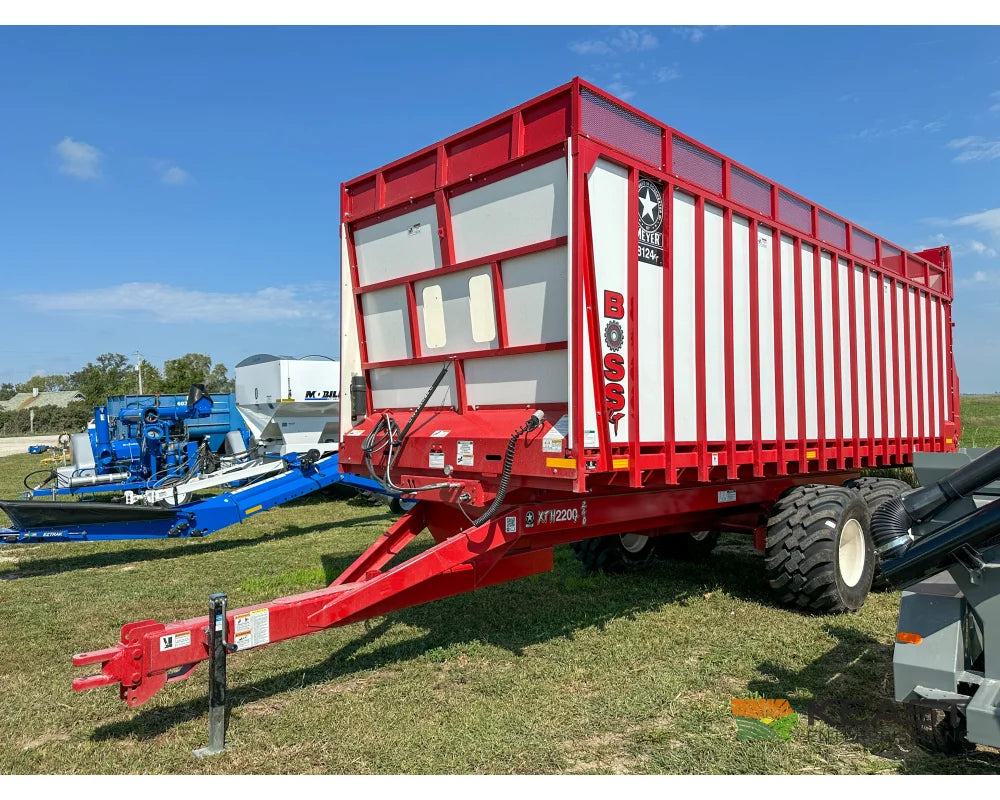 Meyer 8124RT Chainfloor Forage Trailer Rear Unload High Gate Forage Trailers