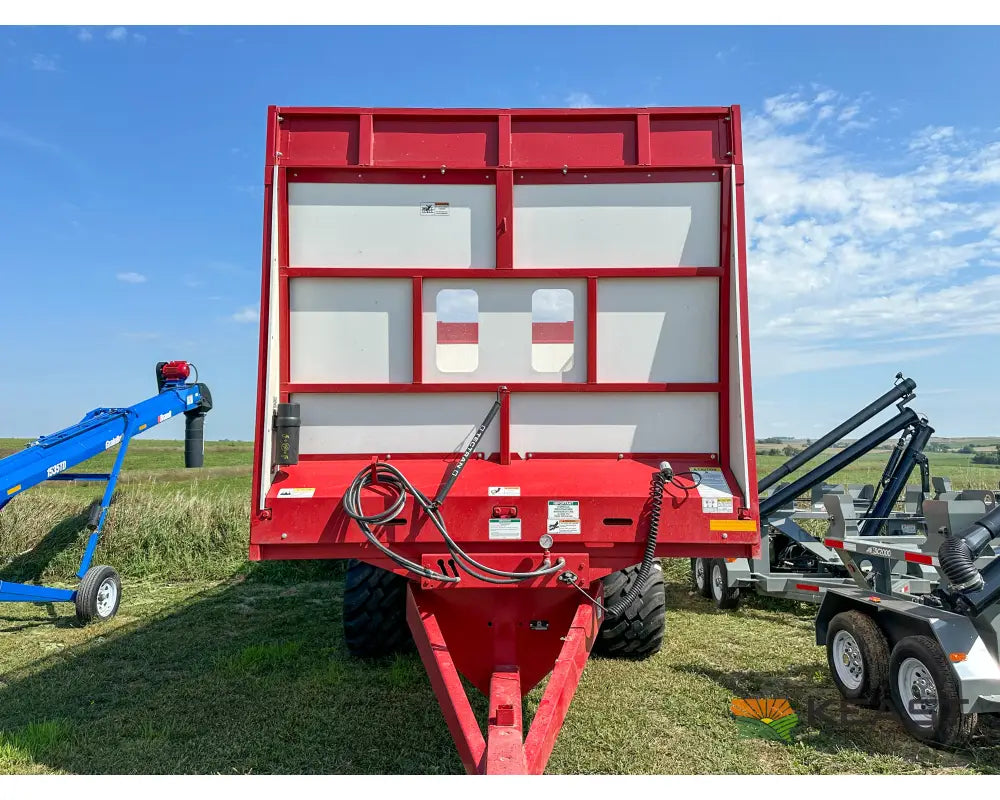 Meyer 8124RT Chainfloor Forage Trailer Rear Unload High Gate Forage Trailers