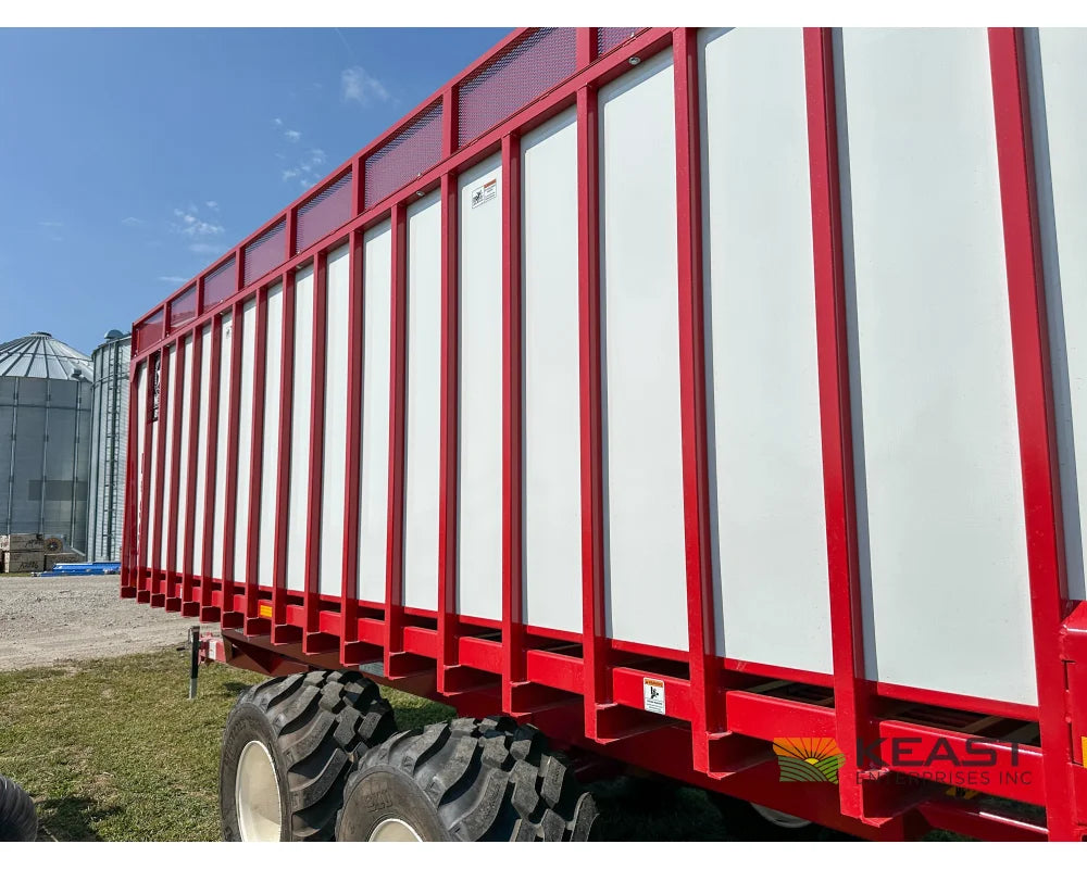 Meyer 8124RT Chainfloor Forage Trailer Rear Unload High Gate Forage Trailers
