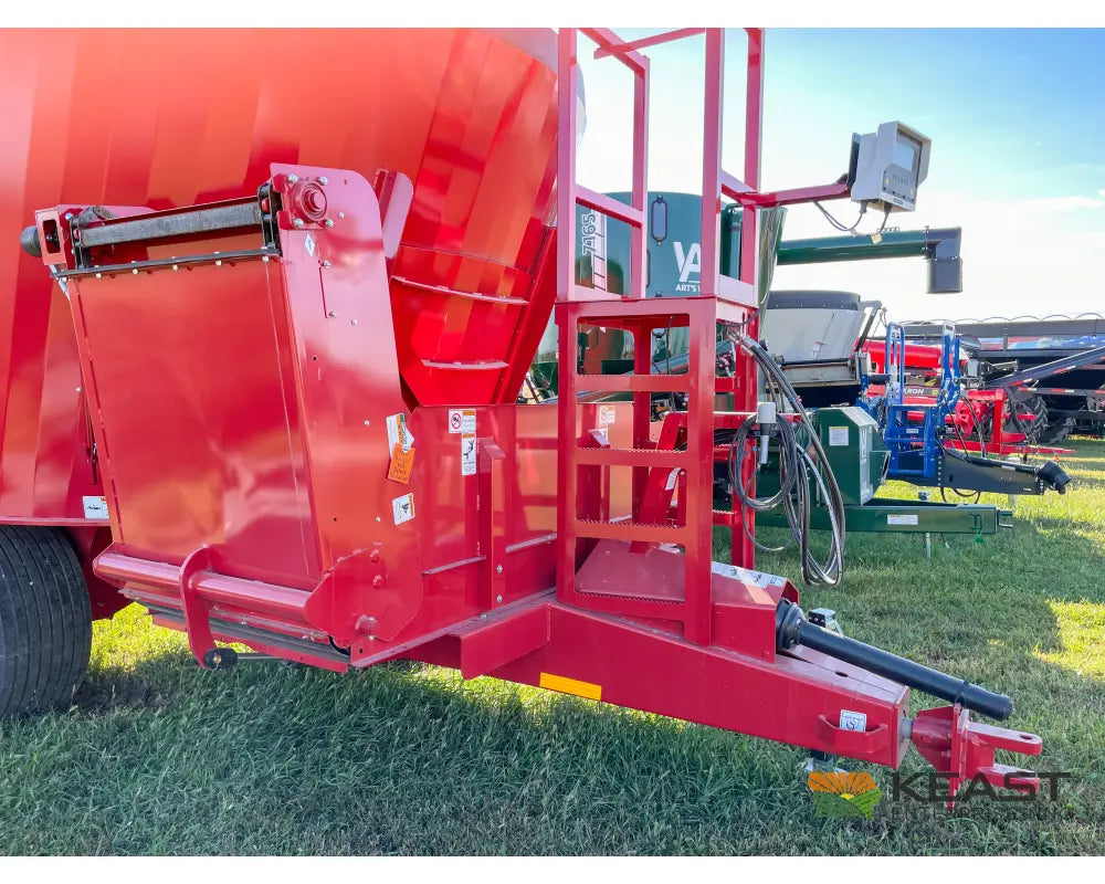 Meyer F510 Pro Feed Wagon 570 Cu Ft Capacity 4’ Conveyor 640XL Scale Feed Wagons