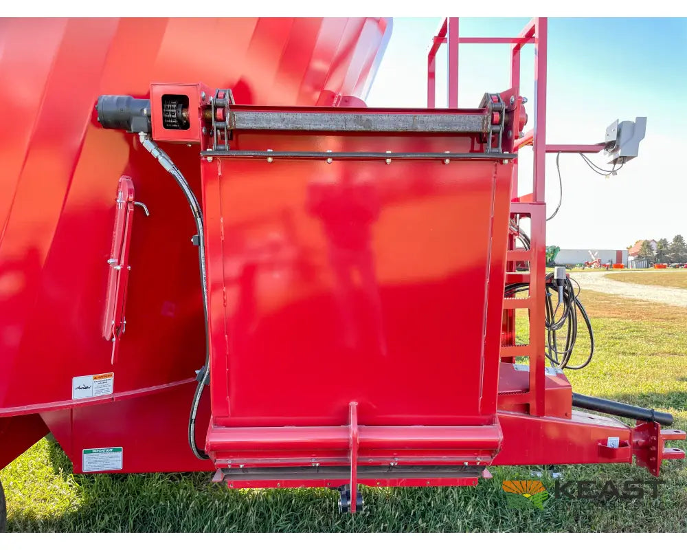 Meyer F510 Pro Feed Wagon 570 Cu Ft Capacity 4’ Conveyor 640XL Scale Feed Wagons